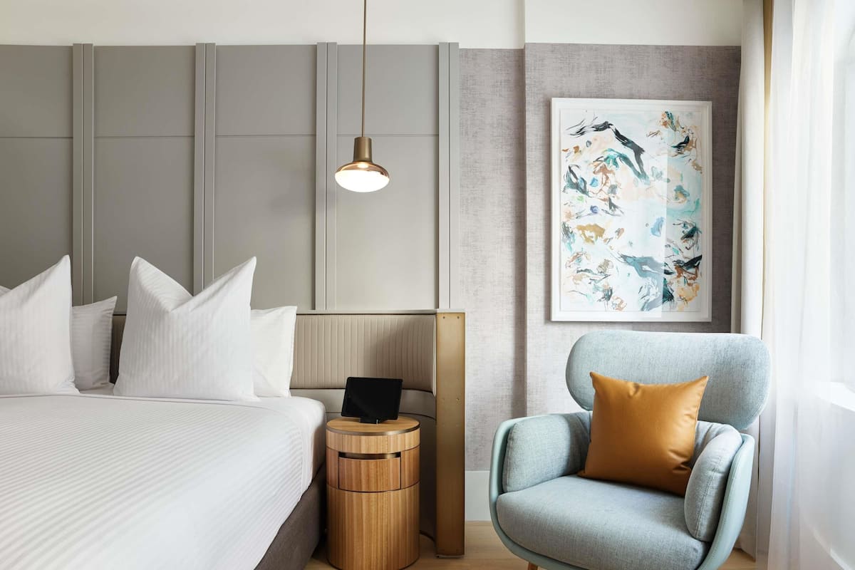 Minibar, safe på rommet, skrivebord og blendingsgardiner