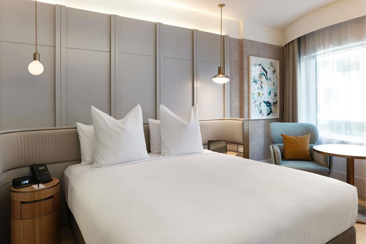 Minibar, caixa forta a l'habitació, escriptori i cortines opaques