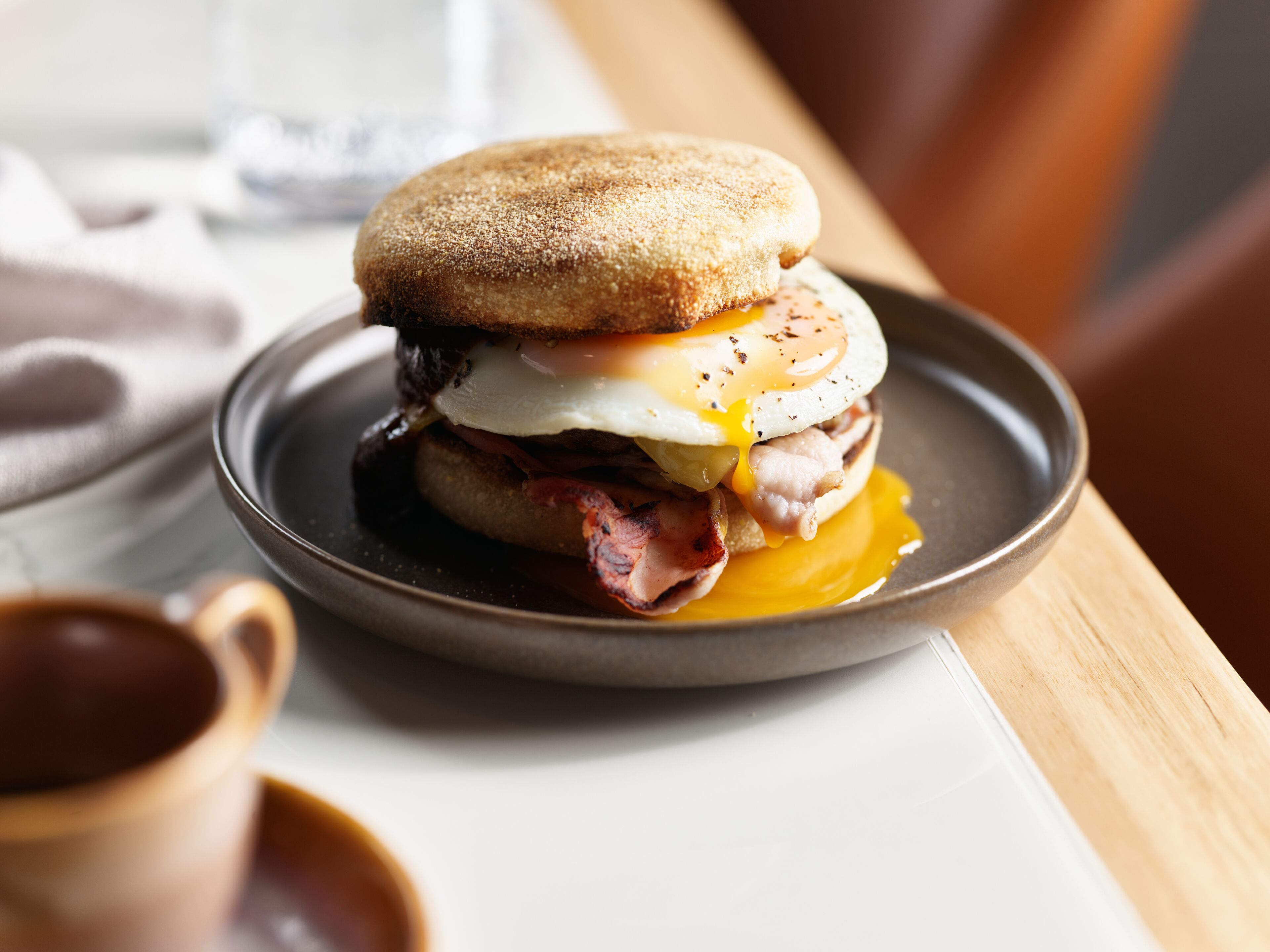 En frukostmacka på en tallrik.