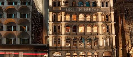 Fachada da propriedade à noite