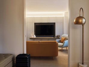 Suite Deluxe (Luxury) | Minibar, caja de seguridad en la habitación y escritorio 