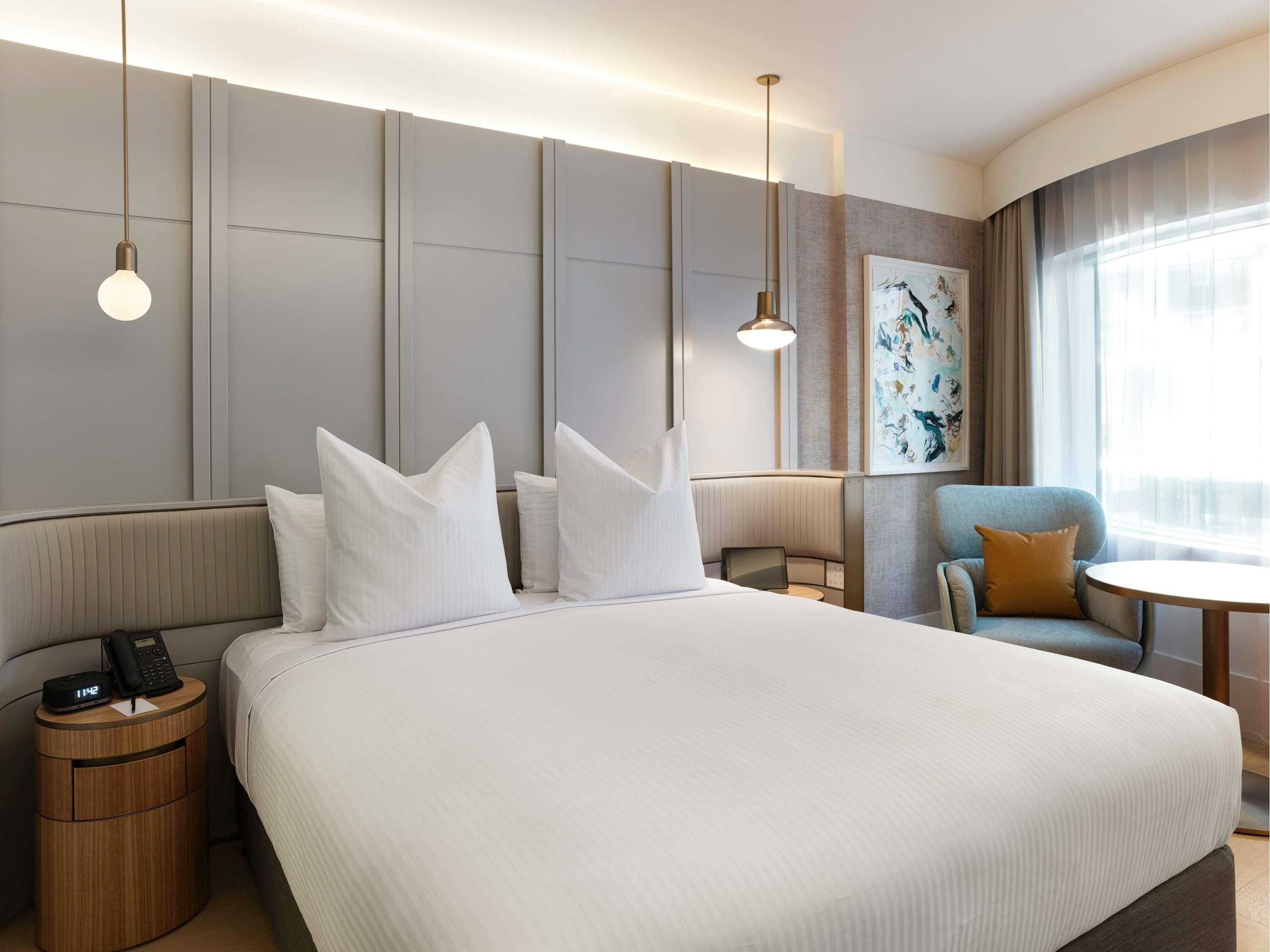 Frigobar, cofres nos quartos, escrivaninha, cortinas blackout