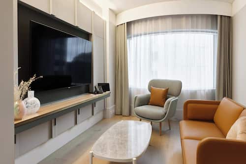 Suite Deluxe (Luxury) | Minibar, caja fuerte, escritorio y cortinas opacas