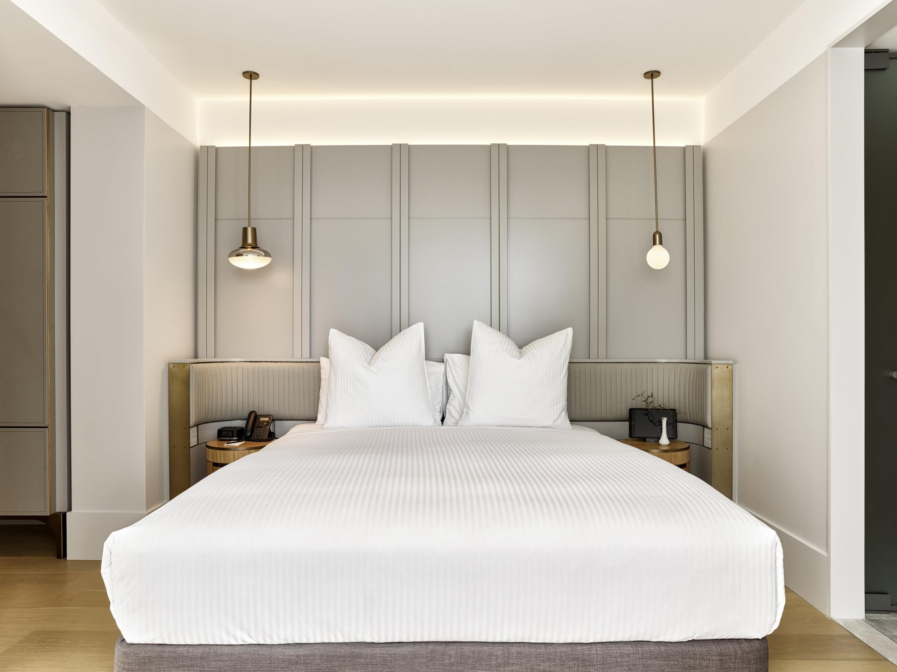 Minibar, caixa forta a l'habitació, escriptori i cortines opaques 