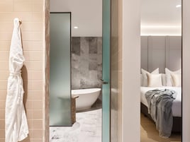 Suíte júnior, 1 cama King | Frigobar, cofres nos quartos, escrivaninha, cortinas blackout