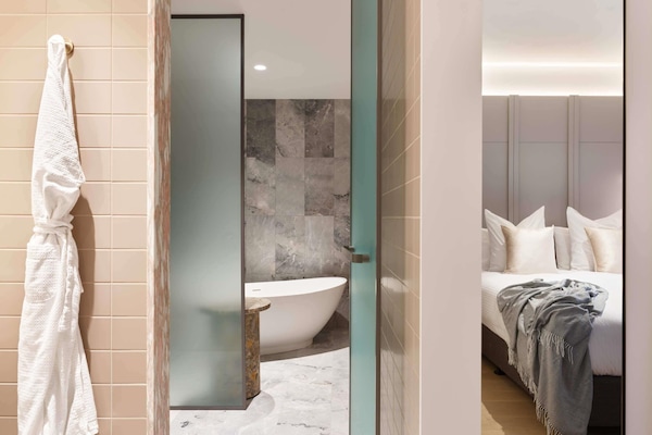 Suite junior, 1 cama de matrimonio grande | Minibar, caja fuerte, escritorio y cortinas opacas