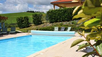 Seasonal outdoor pool, open 9:00 AM to 10:00 PM, pool loungers