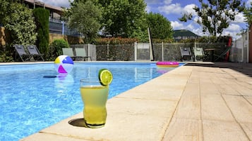 Außenpool (je nach Saison geöffnet), Liegestühle