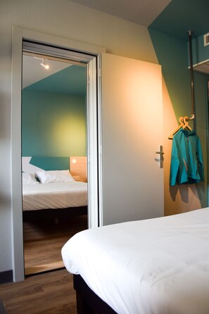 Habitación familiar, varias camas | Ropa de cama hipoalergénica y decoración personalizada
