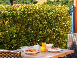 Se ofrece un desayuno bufé (11.50 EUR por persona)