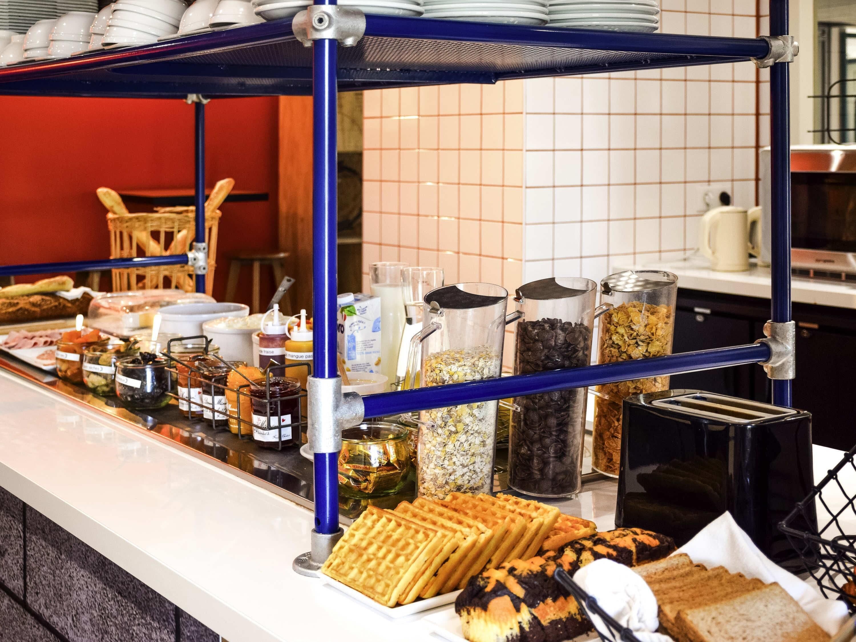 Un aparador amb diverses platelles de menjar i condiments.