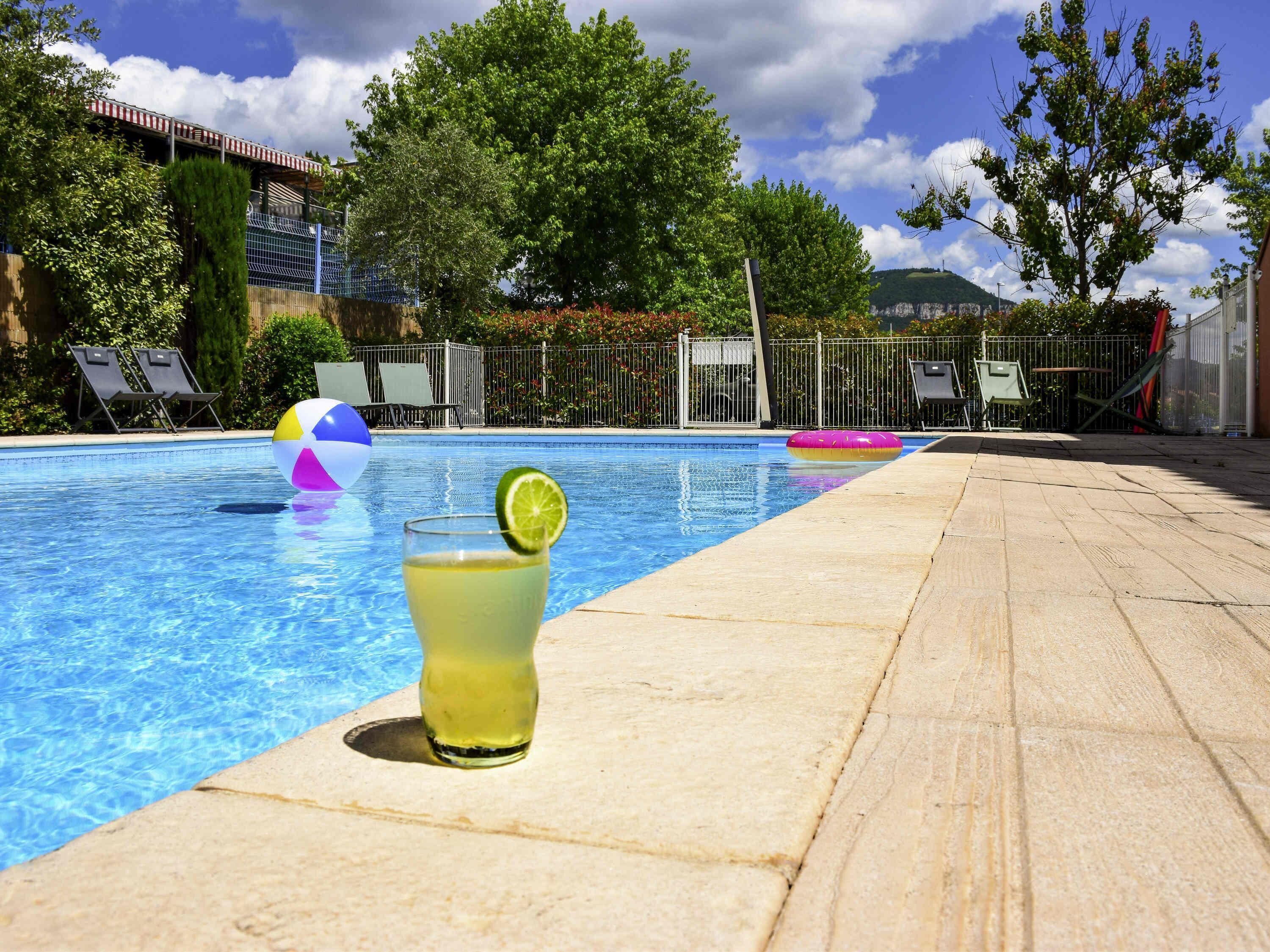 Piscine extérieure (ouverte en saison), chaises longues