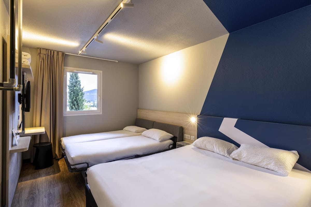 Habitación familiar, varias camas | Ropa de cama hipoalergénica y espacio para trabajar con un portátil