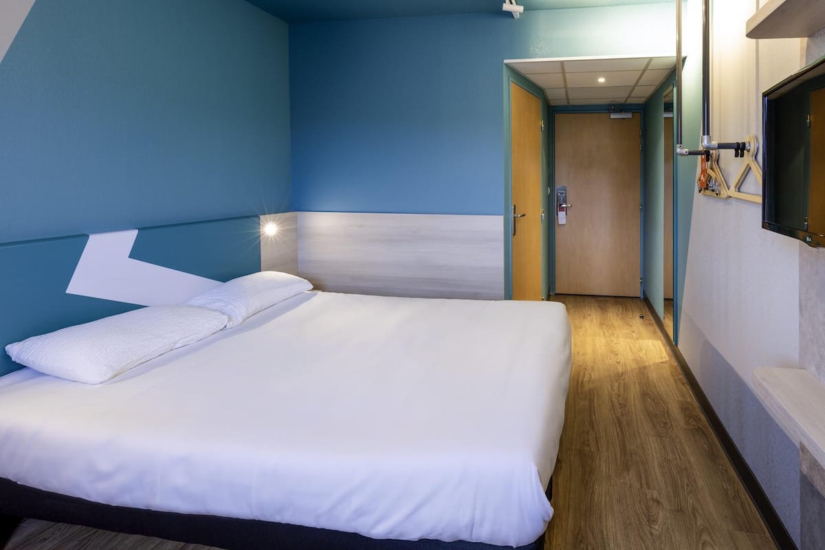 Habitación estándar doble, 1 cama doble | Ropa de cama hipoalergénica y espacio para trabajar con un portátil