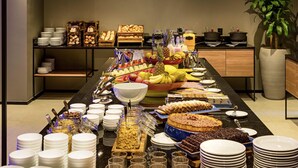 Ein reichhaltiges Buffet mit verschiedenen Speisen und Besteck.