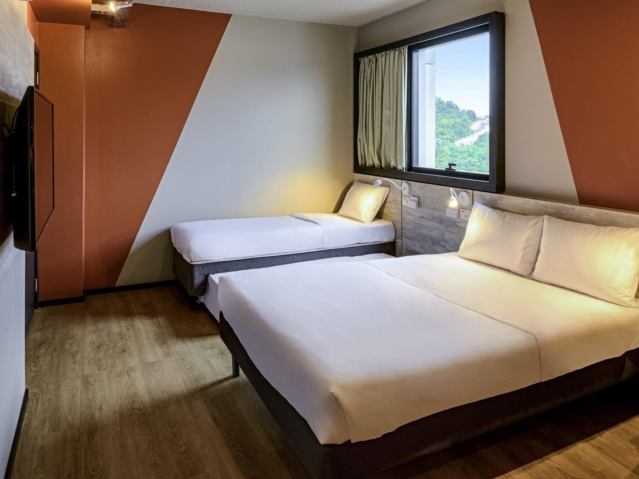 Habitación estándar, 2 camas dobles | Wifi gratis y ropa de cama
