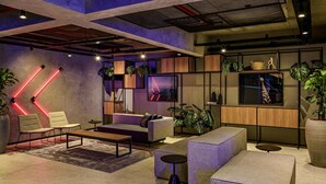 Ein moderner Lounge-Bereich mit Sitzgelegenheiten, einem Couchtisch und dekorativen Pflanzen.