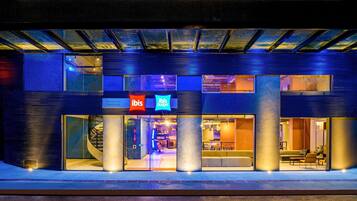 Frigobar, cofres nos quartos, escrivaninha