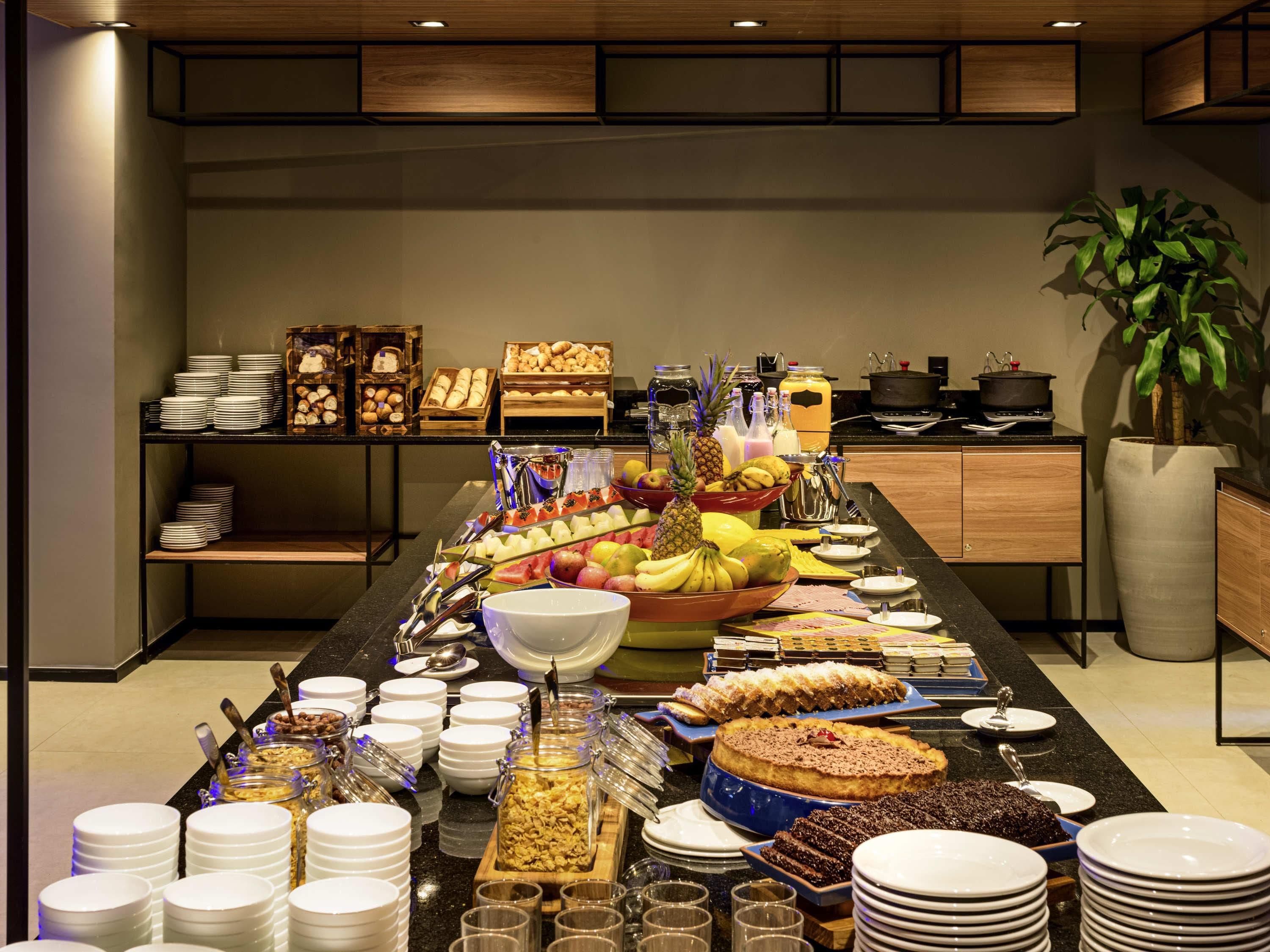 Ein reichhaltiges Buffet mit verschiedenen Speisen und Geschirr.