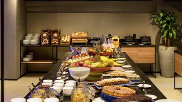 Ein reichhaltiges Buffet mit verschiedenen Speisen und Geschirr.