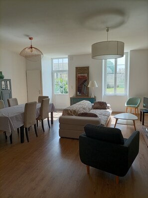 Téléviseur, lecteur de DVD, table de baby-foot, livres