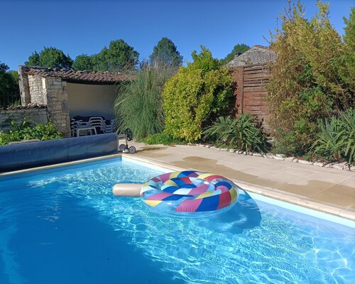 5 beds cottage with heatted pool in a lovely stones village