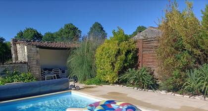 5 beds cottage with heatted pool in a lovely stones village