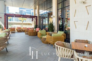 Lounge - LUX Iconic Views at Palm Tower Suite 1 (Dubai)