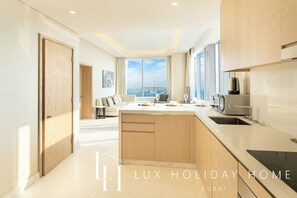 Deluxe Apartment | Private kitchen - LUX Iconic Views at Palm Tower Suite 1 (Dubai)