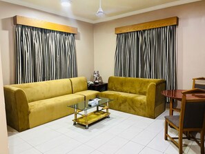 Cubrecamas, escritorio, wifi gratis y ropa de cama 