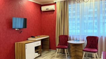 Deluxe Room | Premium bedding, pillow-top beds, minibar, individually decorated