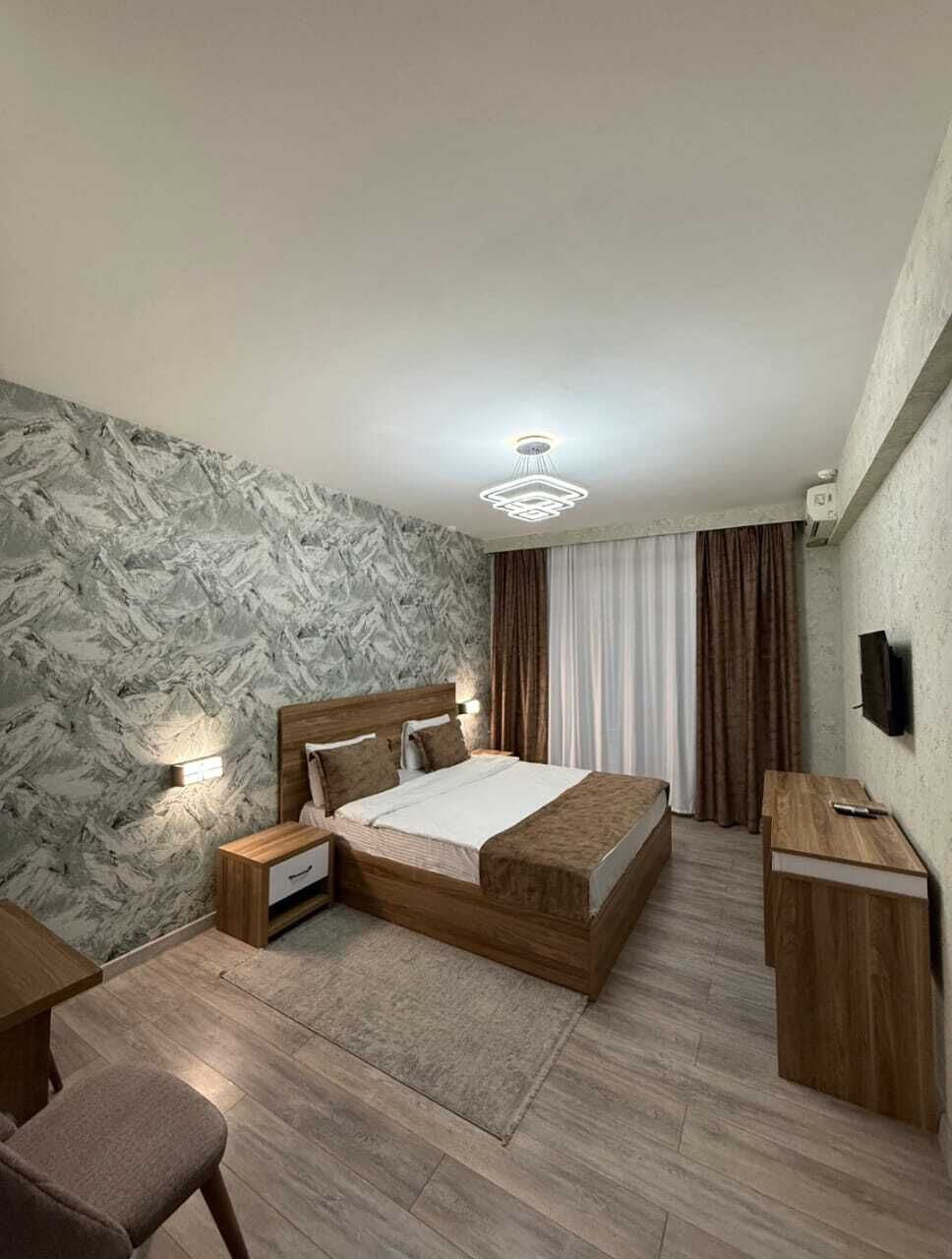 Hochwertige Bettwaren, Pillowtop-Betten, Minibar, individuell dekoriert