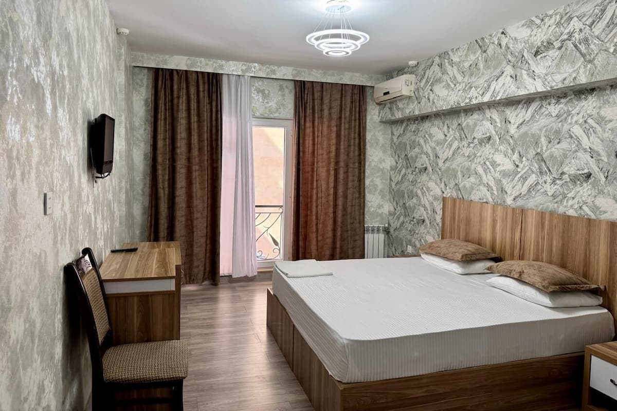 Hochwertige Bettwaren, Pillowtop-Betten, Minibar, individuell dekoriert
