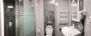 Suihku, ilmaiset hygieniatuotteet, hiustenkuivaaja, tohvelit