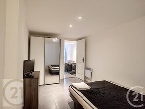 1 slaapkamer, een strijkplank/strijkijzer, wifi, beddengoed