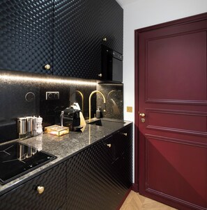 Kühlschrank, Mikrowelle, Herdplatte, Wasserkocher mit Kaffee-/Teezubehör