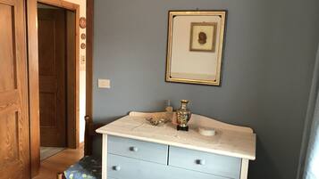 1 habitación, tabla de planchar con plancha y ropa de cama