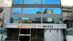 Modernilla designilla varustettu hotelli, jonka sisäänkäynnin yläpuolella on suuri ja huomiota herättävä «Oro Inn Hotel» -kyltti.
