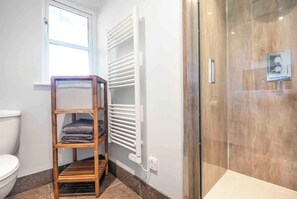 Shower, hair dryer, towels - Riverside Stable Cottage, Hunton Yalding Maidstone (Hunton)
