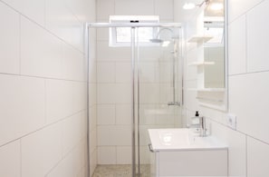 Shared Dormitory, Women only (Shared female only dorm sleeps 6) | Bathroom | Shower, towels - The Tree House Hostel (Granadilla de Abona)