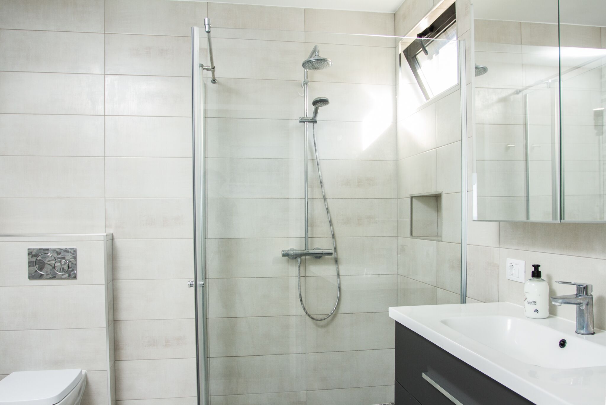 Dubbelrum (Private room with private bathroom) | Badrum | Dusch och handdukar