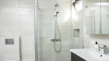 Dubbelrum (Private room with private bathroom) | Badrum | Dusch och handdukar