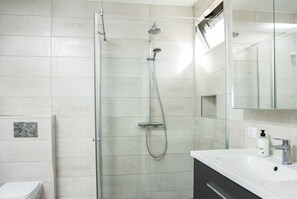 Camera doppia (Private room with private bathroom) | Bagno | Doccia, asciugamani