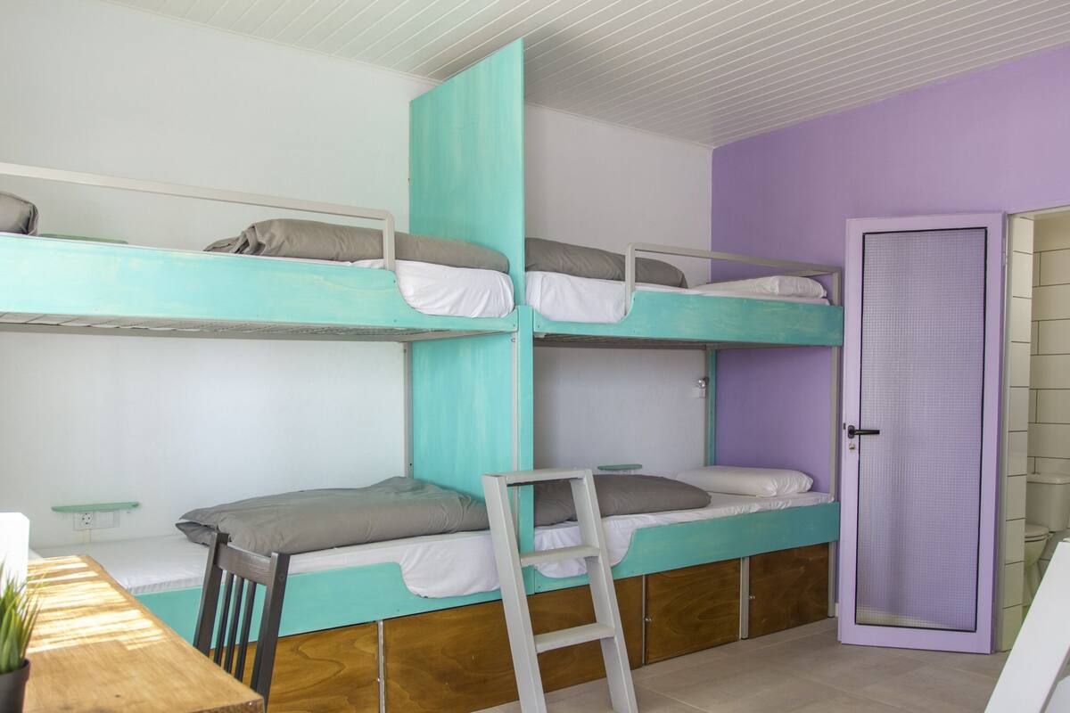 Felles sovesal, kun for kvinner (Shared female only dorm sleeps 6) | Wi-fi (inkludert), individuelt dekorert og sengetøy
