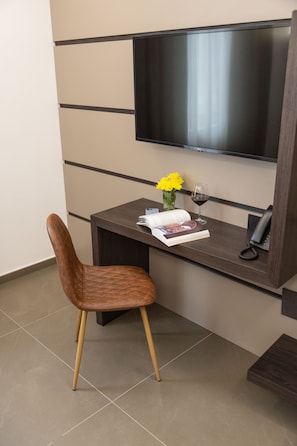 Premium bedding, down comforters, in-room safe, desk - Palace Hotel Due Ponti (Siena)