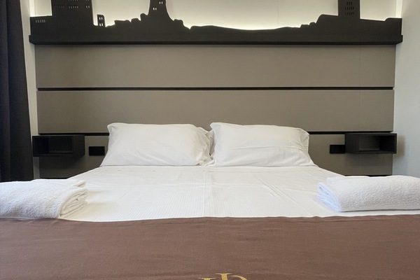 Premium bedding, down comforters, in-room safe, desk