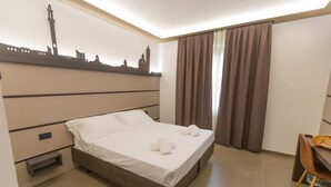 Luxe beddengoed, donsdekens, een kluis op de kamer, een bureau