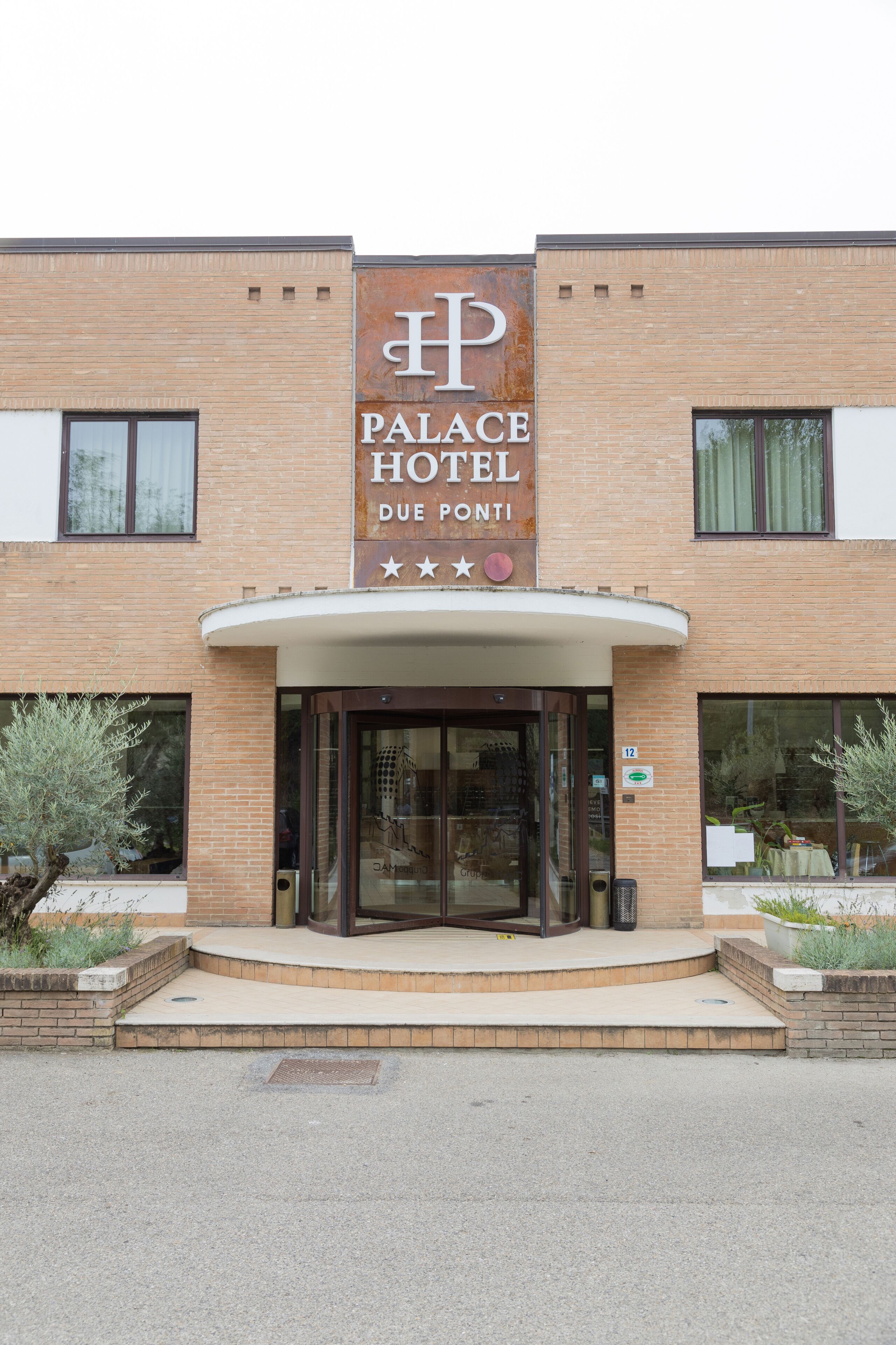 Ein Hotel Eingang mit einem Schild, auf dem 'Palace Hotel Due Ponti' steht.
