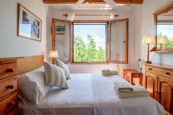 2 habitaciones, escritorio, cuna de viaje y wifi 