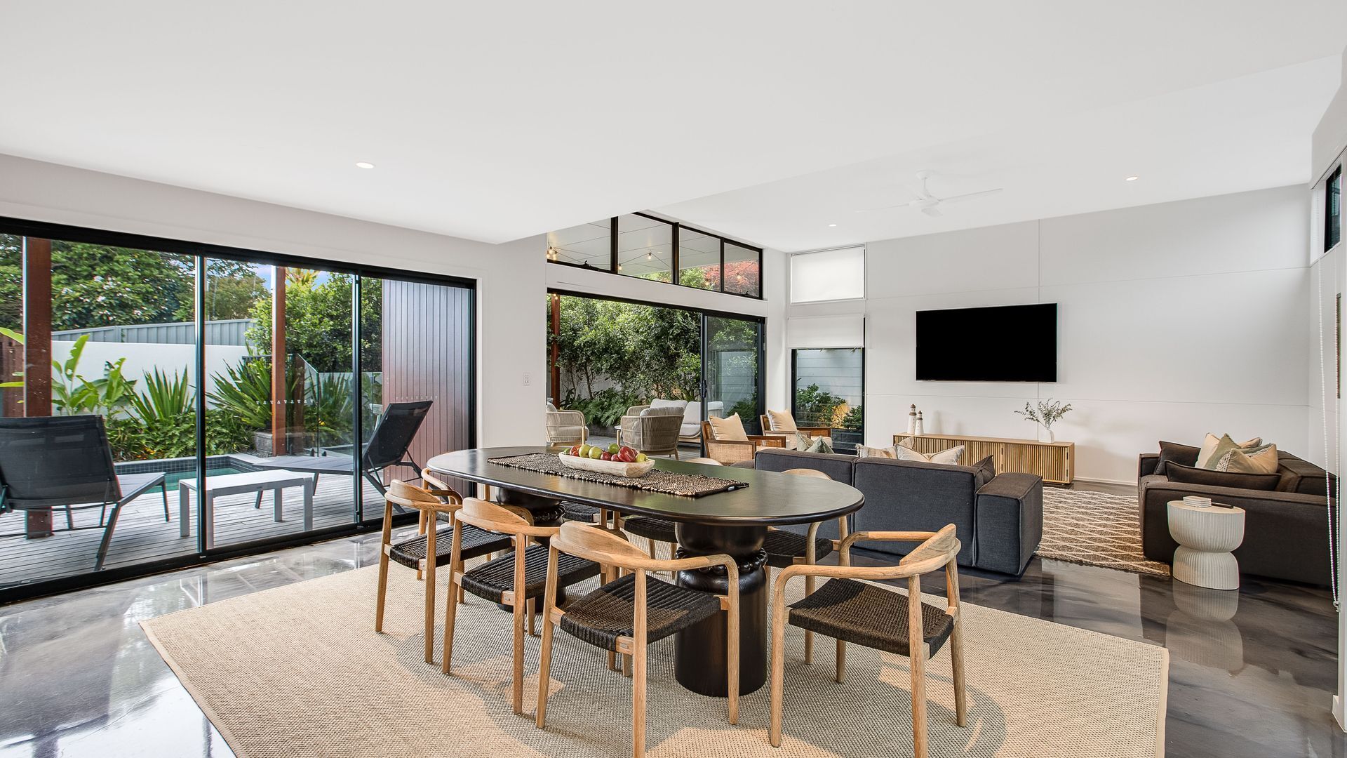 Kirra Bliss - Luxurious and Modern Beach House — image 10